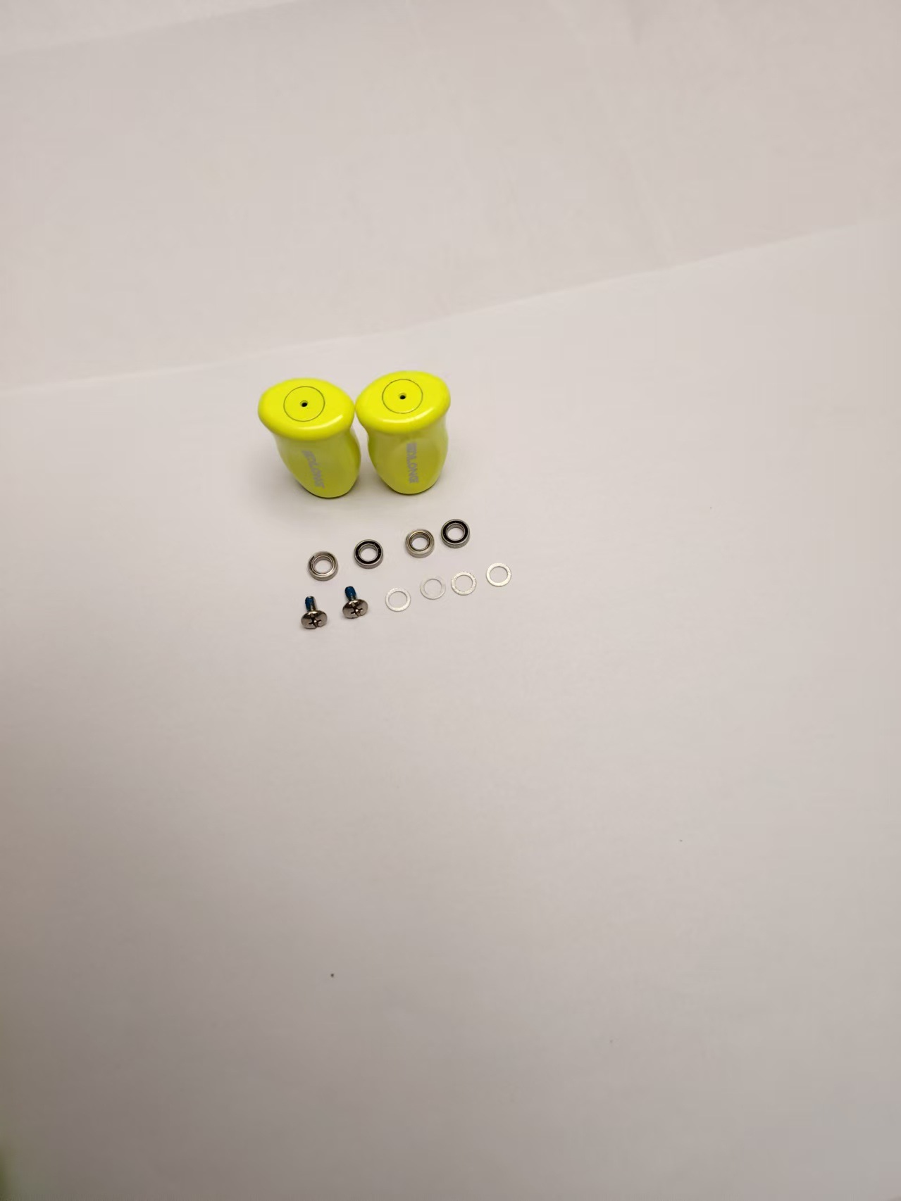 2 fluorescent yellow grip pills + 4 free bearings + 4 spacers