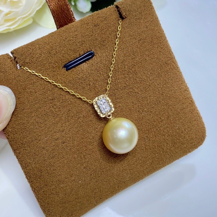 18k gold diamonds cast a unique diamond on the edge of the gorgeous…