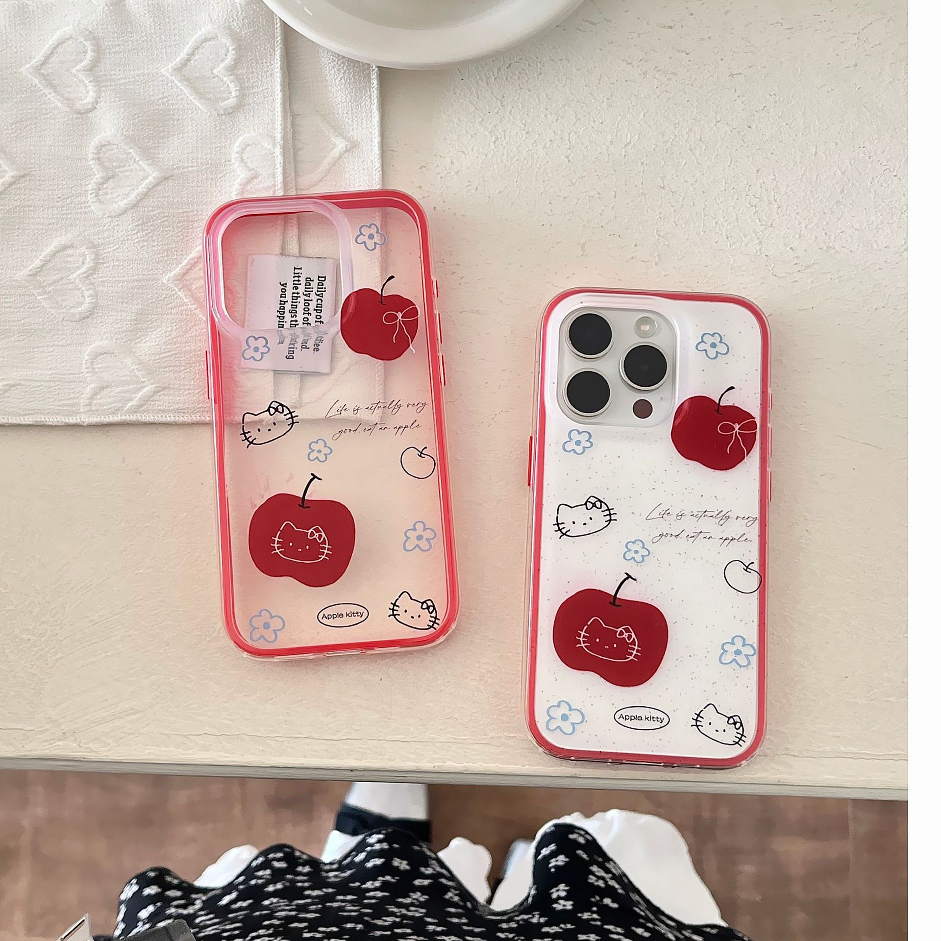 Línea de marco rojo dos en uno manzana KT gato flor azul uno