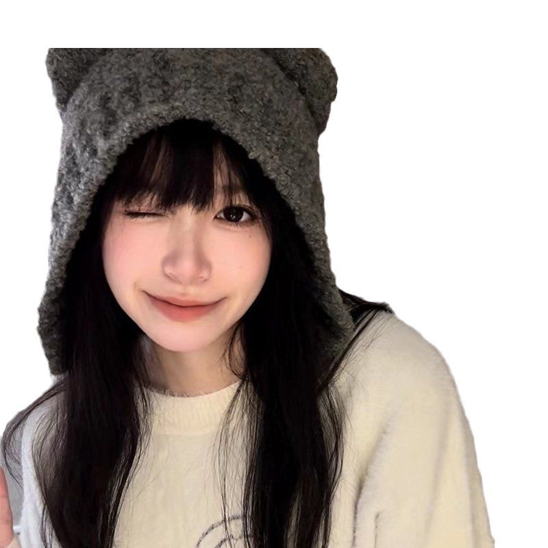 熊の耳の帽子の子供は秋冬に日本のかわいい顔を見せます。|undefined