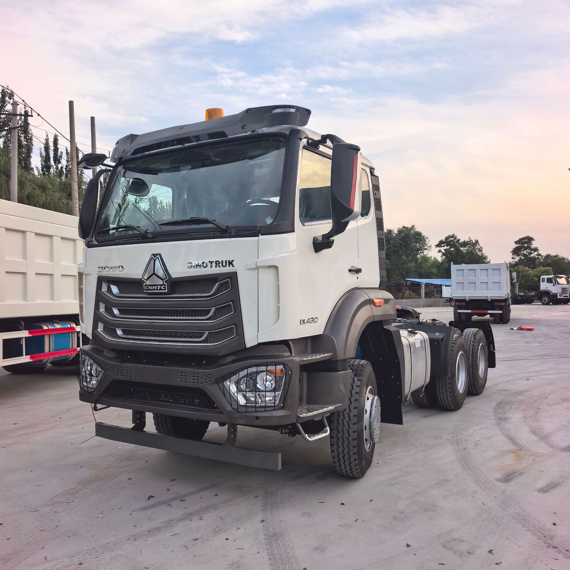 Cross-border HOWO 6x4 tractor head, rear-tipping dump truck, 10-wheel self-unloading engineering vehicle, high-horsepower towed oil tanker truck