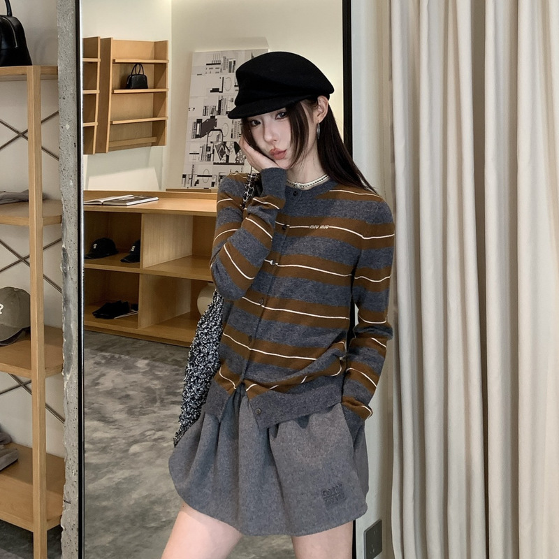 25 Autumn and Winter Nanyou Factory Miu Korean Style Gentle Slimming Look Gray Brown Stripesd Round Neck Knitted Cardigan for Women