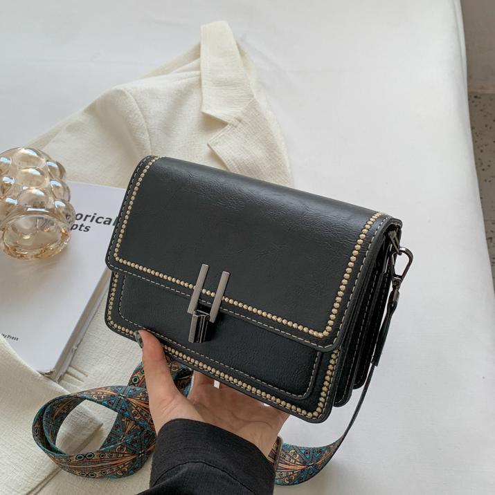 Popular retro textura bolso cuadrado para mujeres 2025 nuevo estilo simple de moda bolso de hombro correa ancha mochila casual