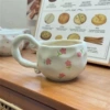 Розовые маленькие цветы, чашка