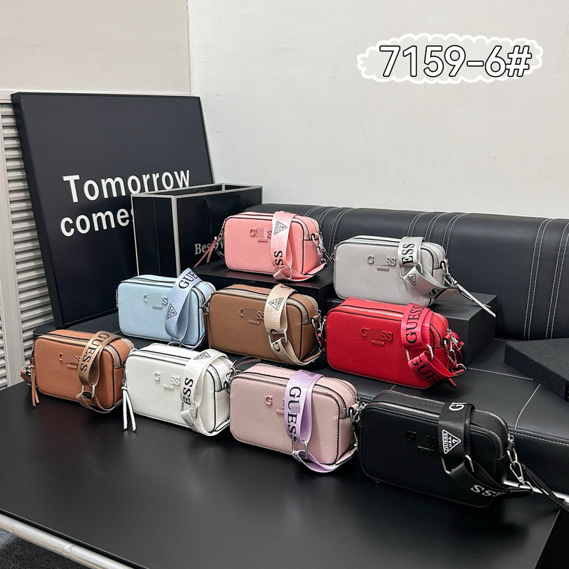 ワイドショルダーストラップ付きのファッショナブルなレターカメラバッグ、多用途の外国貿易トレンドのシングルショルダークロスボディバッグ、女性用の旅行通勤用の小さなスクエアバッグ|undefined