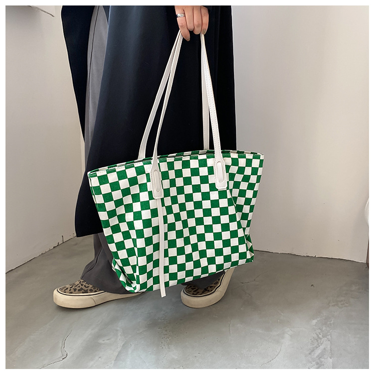 Retro Canvas Bag Checkerboard Bag Autumn Tide Fashion Portable Tote Bag display picture 6