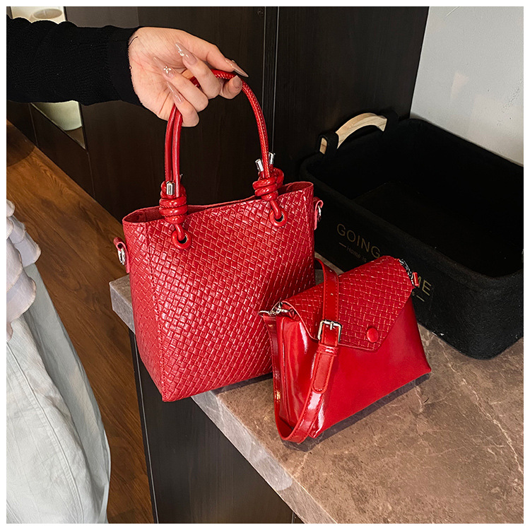 A niche and simple hand-held bucket bag for the summer of 2025, featuring a fashionable and stylish Korean style with a woven pattern, is a single-shoulder crossbody bag undefined