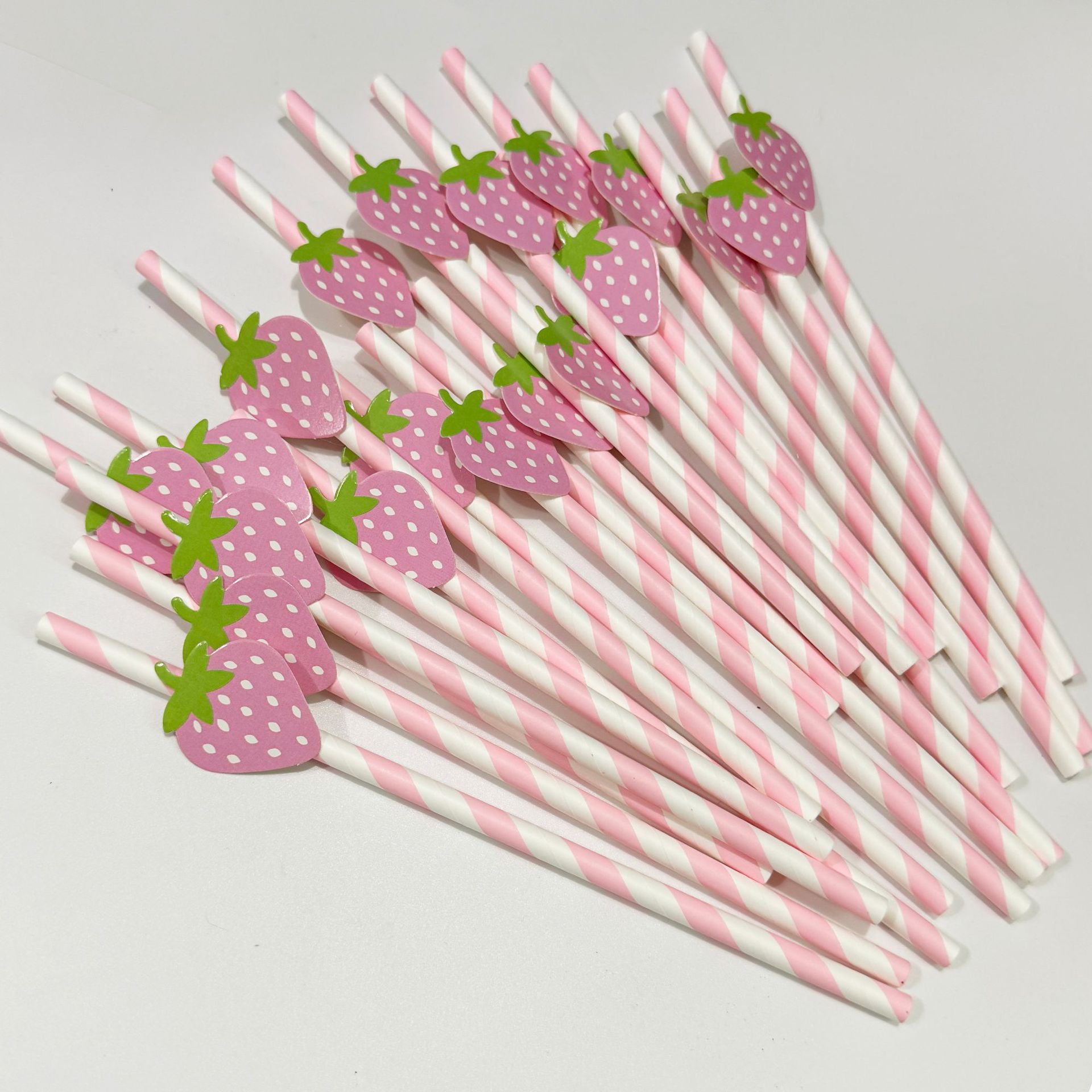 Suministros para fiestas transfronterizas Pajitas de papel creativas Pajitas de fresa Accesorios Disposición Pastel Postre Pajitas Decoración Lote de lugar