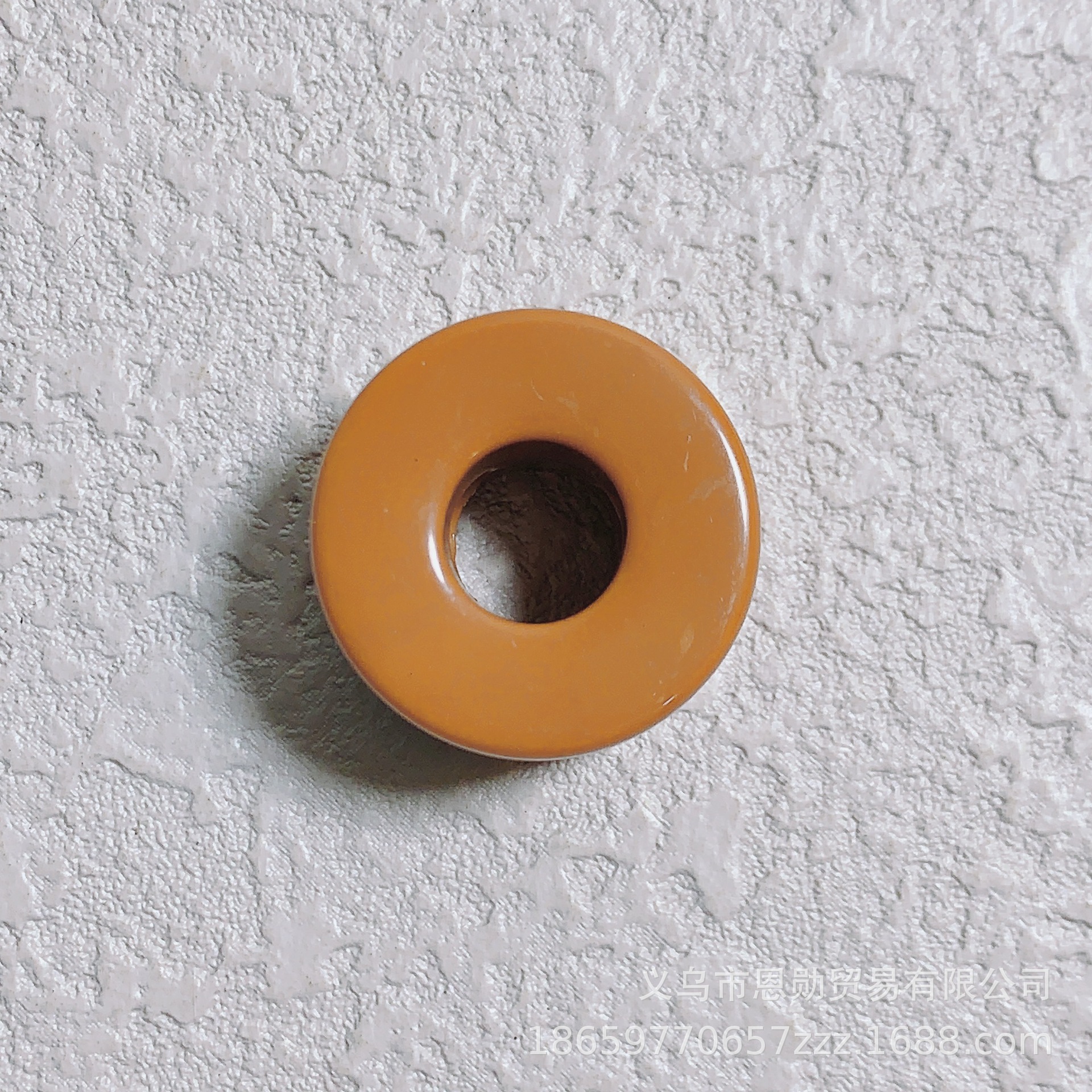 O (brown)