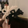 Highlighter, beige crab pin with bow