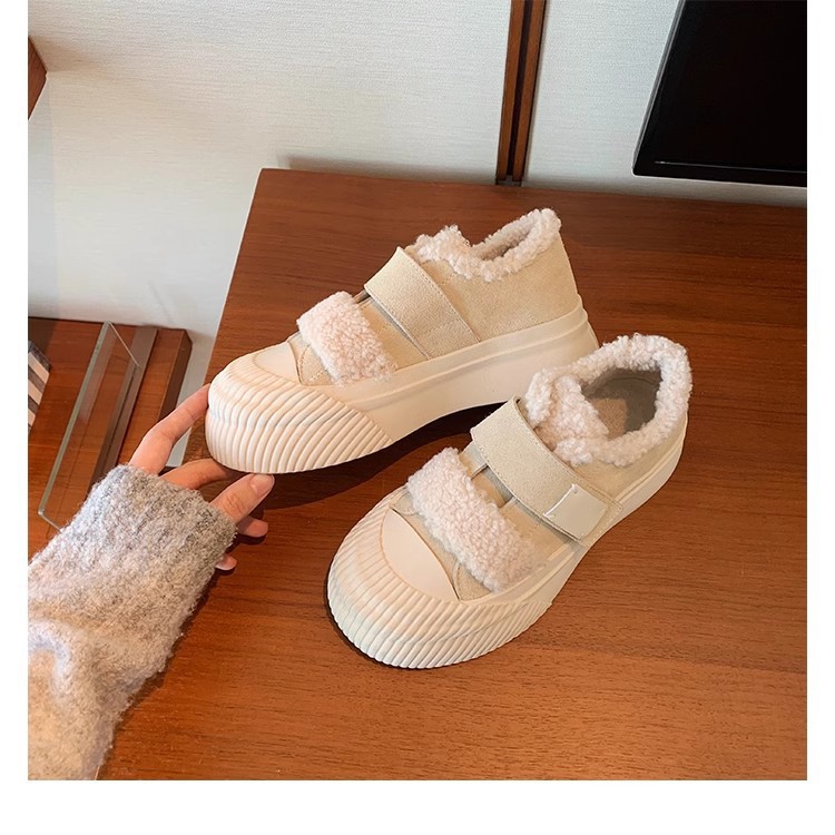 Nuevos zapatos de lana de cuero grueso de invierno de otoño y madrugada de madrugada calentamiento zapatos de galletas casuales zapatos blancos para mujeres