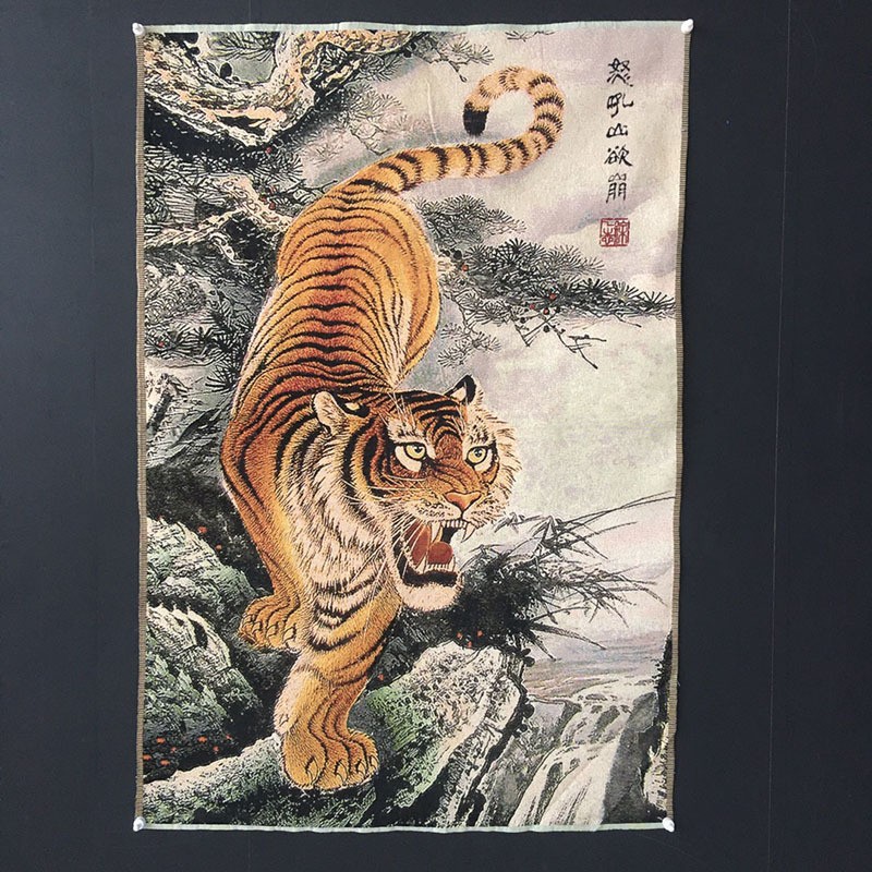 울부짖는 산은 호랑이를 쓰러뜨리고 싶어한다