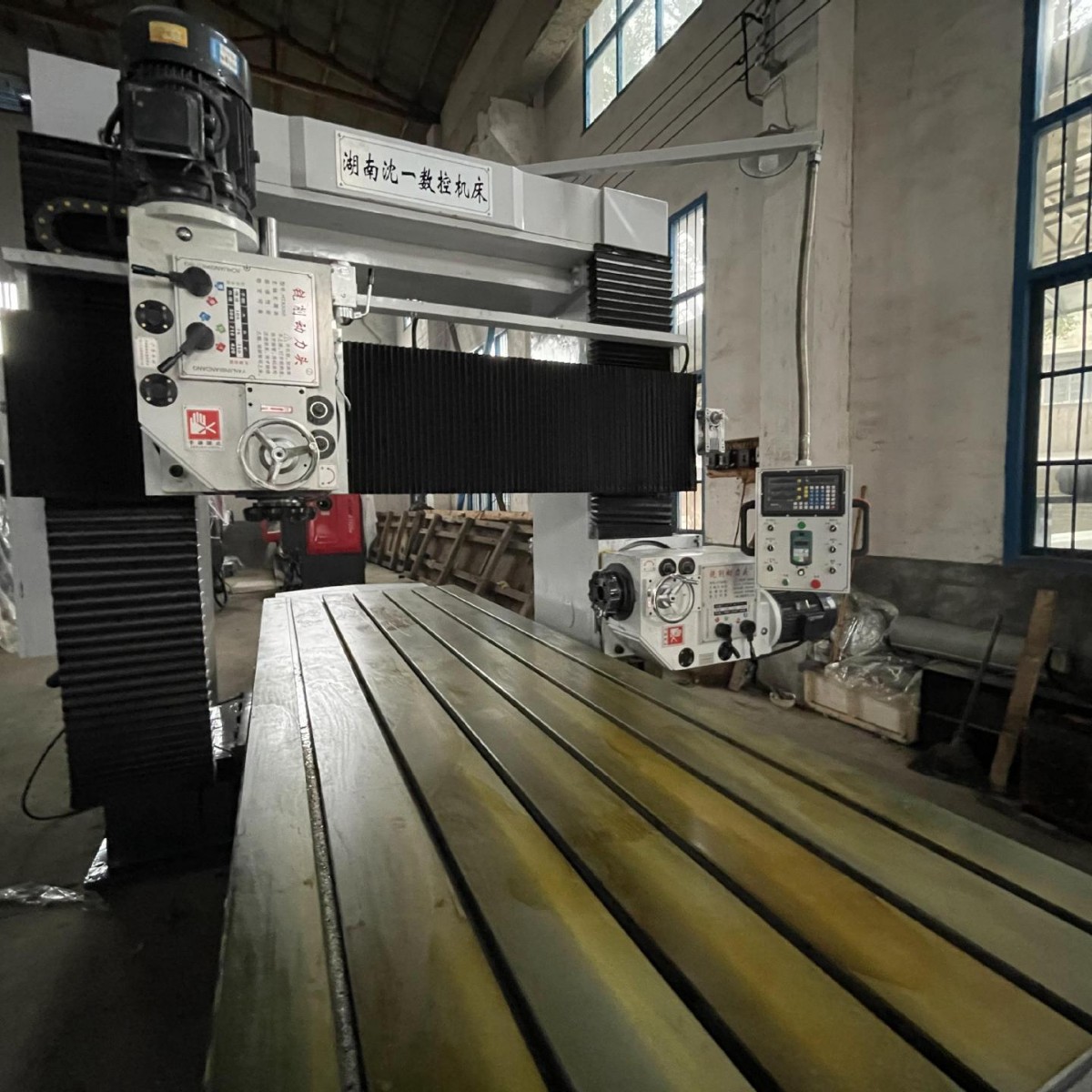 厂价直供 1.3米乘3米刚性好北重龙门铣床 现货在湘潭市高铁站旁
