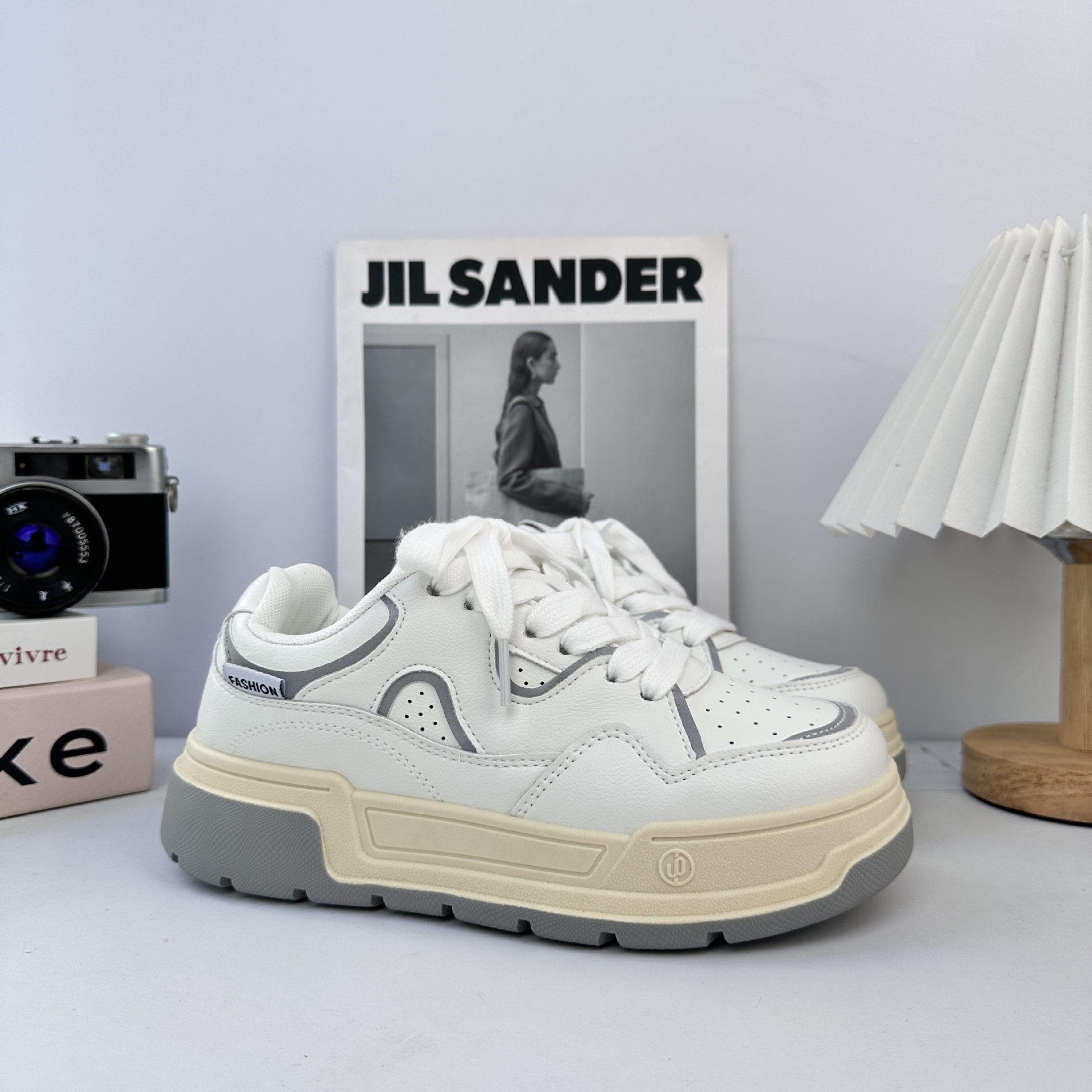 Yuanbo nicho no golpear zapatos de skate para mujeres 2025 nuevo primavera y otoño zapatos blancos de suela gruesa zapatos de pan universal