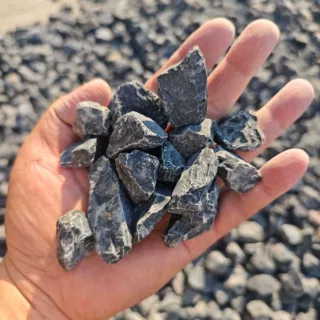 厂家供应黑砾石黑碎石黑色卵石水洗石工程铺路枯山水造景黑色石子