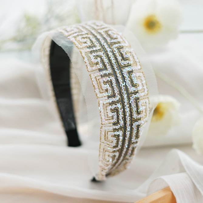 Fashionable elegant scalloped headband for bride