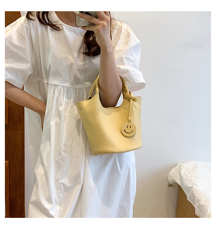 Women's Pu Leather Solid Color Elegant Fashion Soft Surface Bucket Type Magnetic Buckle Crossbody Bag Bucket Bag display picture 3