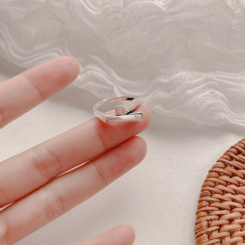 Vintage Cross-Opening Ring for Women, Ins-Cold Style, Simple Square, Unique and Personalized Design, Hand Accessory