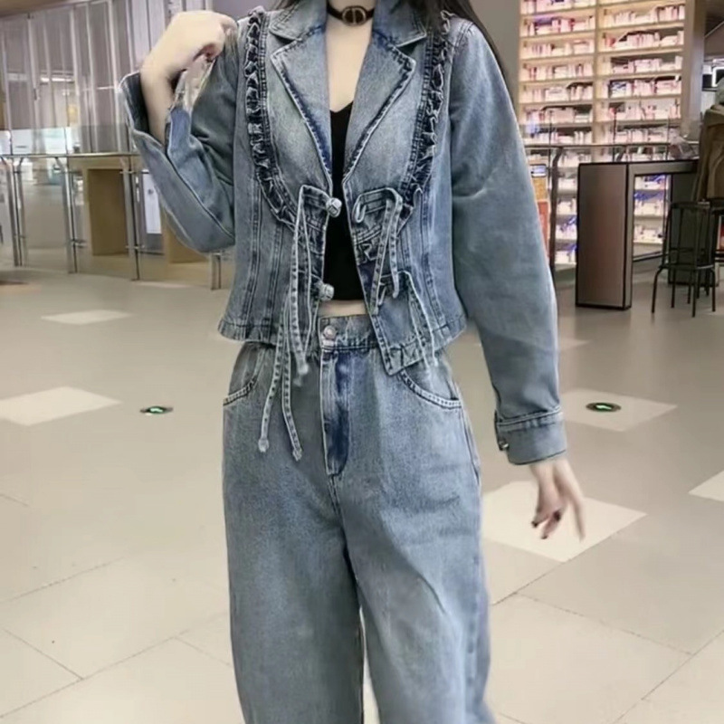 デニムのスーツの女性は春と秋に年齢を減らして痩せています。|undefined