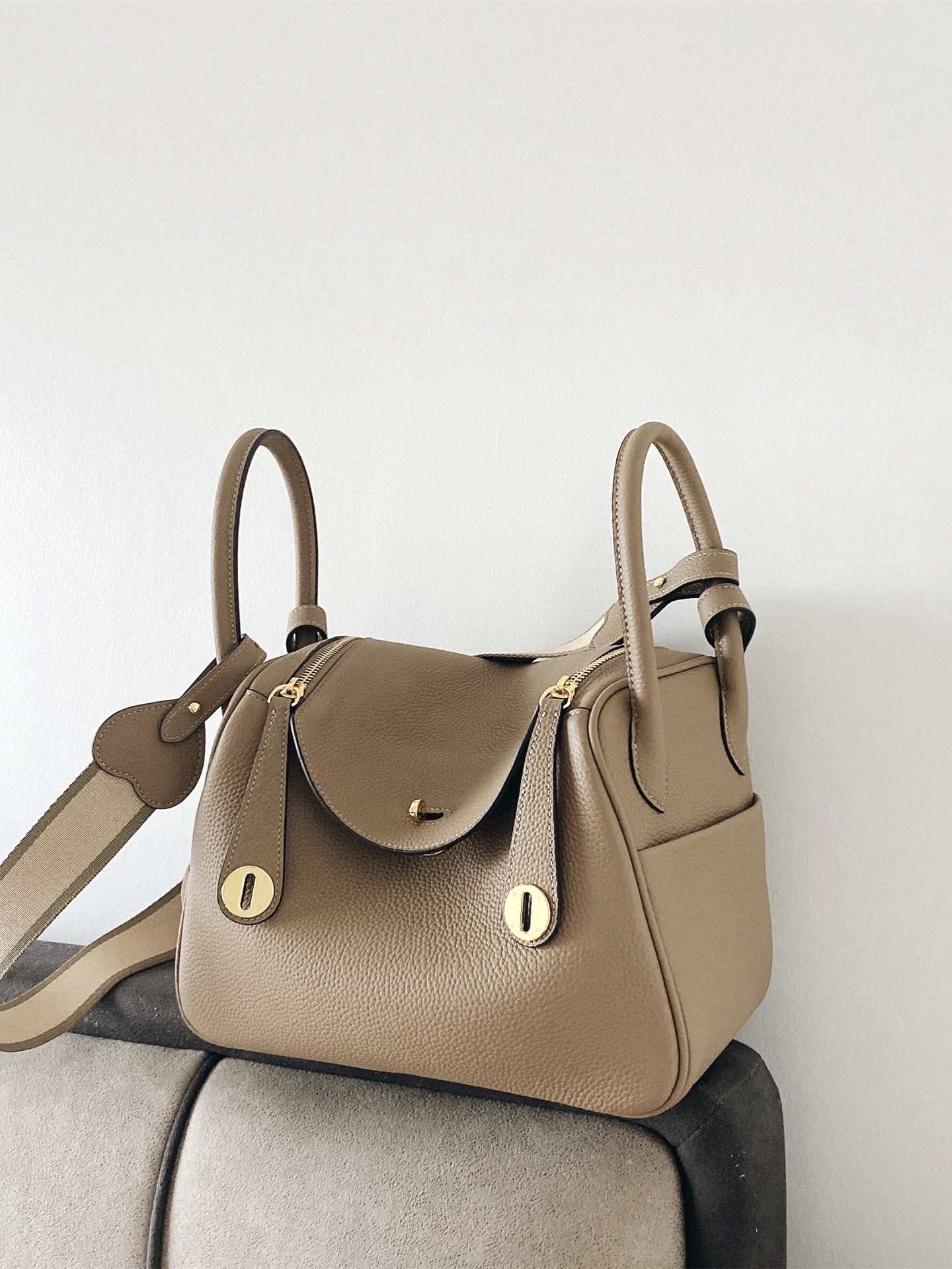 Bolsos de cuero Lindy de piel de vaca con togo de primera capa 2025 Bolsos de cubo retro de estilo europeo y americano Bolsos portátiles de moda