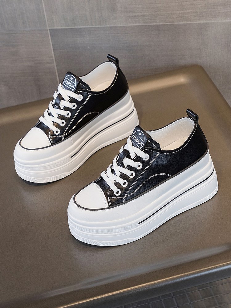 Zapatillas blancas de mujer, estilo nuevo primavera 2024, con aumento de altura oculto, punta redonda, con cordones, transpirables, zapatos casuales de plataforma para estudiantes con tacones altos.