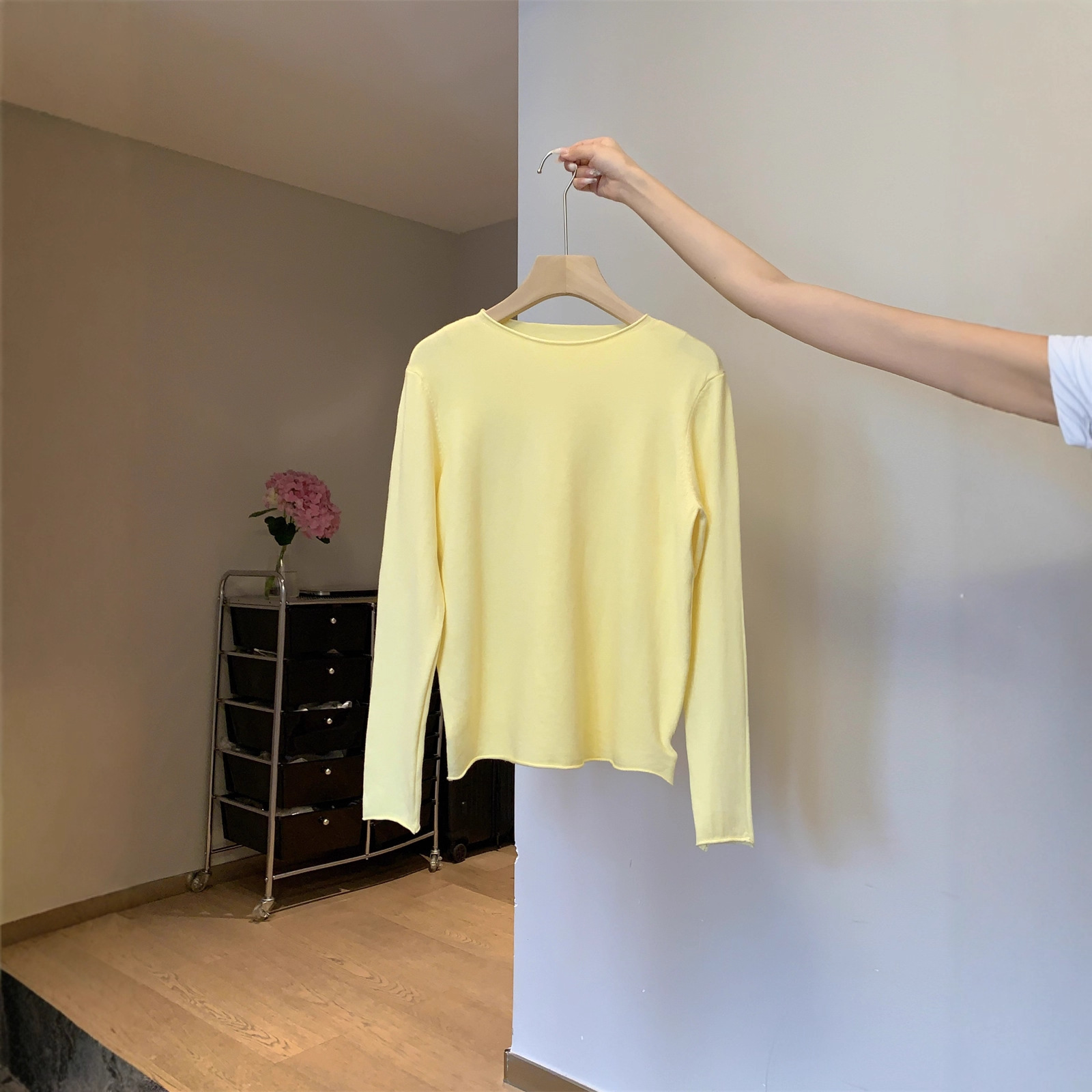 白色基础款百搭圆领卷边长袖针织衫女秋季宽松显瘦休闲打底衫上