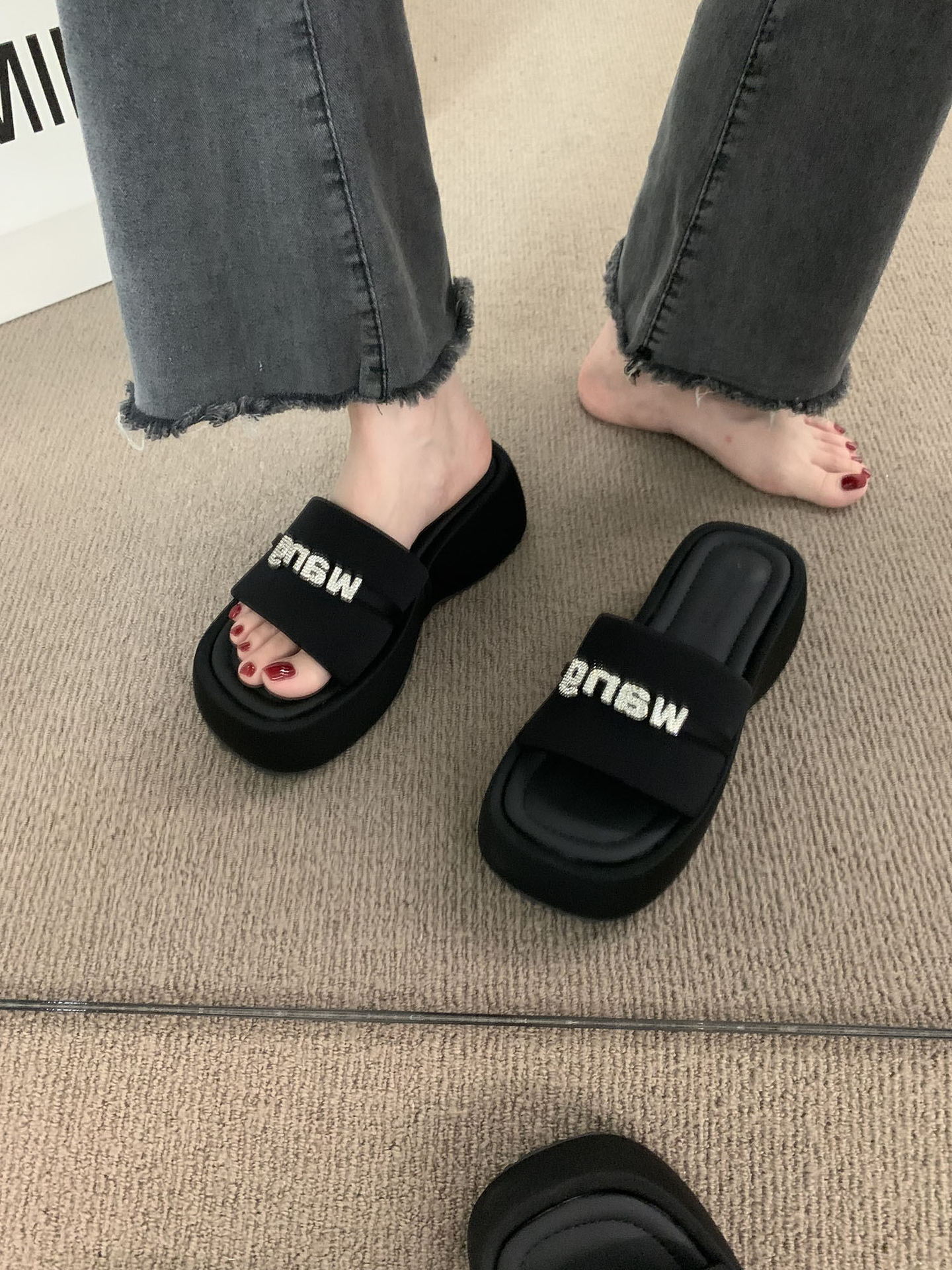 Un poco de alto nivel de sensación de fragancia romana zapatillas con falda zapatillas negras de fondo grueso para mujeres de verano para usar sandalias muffins de viento de noche