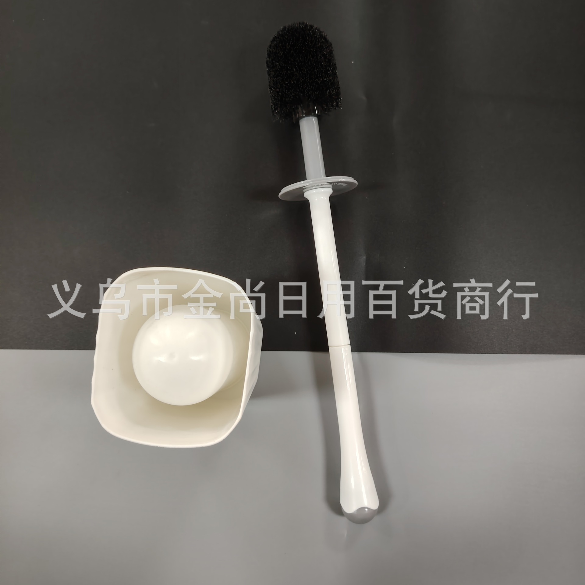 Cepillo de baño con mango largo de acero inoxidable, base estable y diseño de pie, resistente y elegante