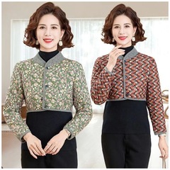 中高年の女性のお母さんの背中の小さい綿入れの服の秋冬のベルベットの長袖はやせています。