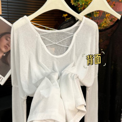 夏の女性のゆったりしたブラウスの背中が交差するtシャツの透かし彫りの日焼け止めの底のシャツの長袖の百合の爆発的な上着の女性