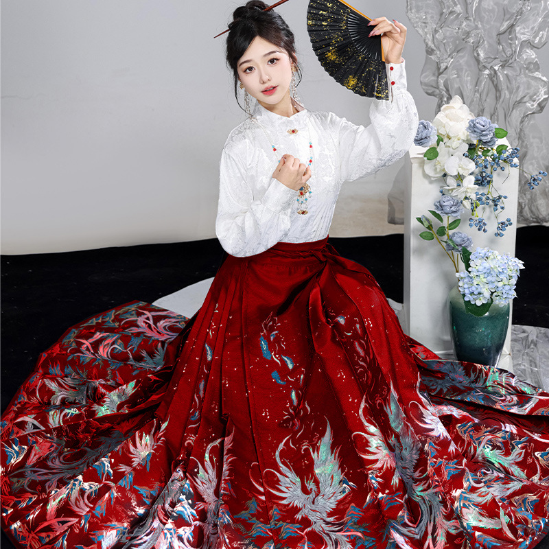 Red brocade Hanfu for women, featuring a horse-face skirt, a new Chinese style toasting dress, and a traditional Chinese style top set. Also includes a horse-face skirt set suitable for petite women.
