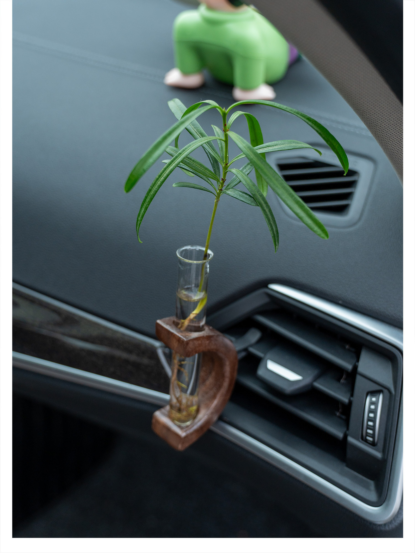 Car Air Outlet Vase Flower Arrangement Aromatherapy Perfume Ornaments Center Console Hydroponic Solid Wood Car Decorations Couple Model