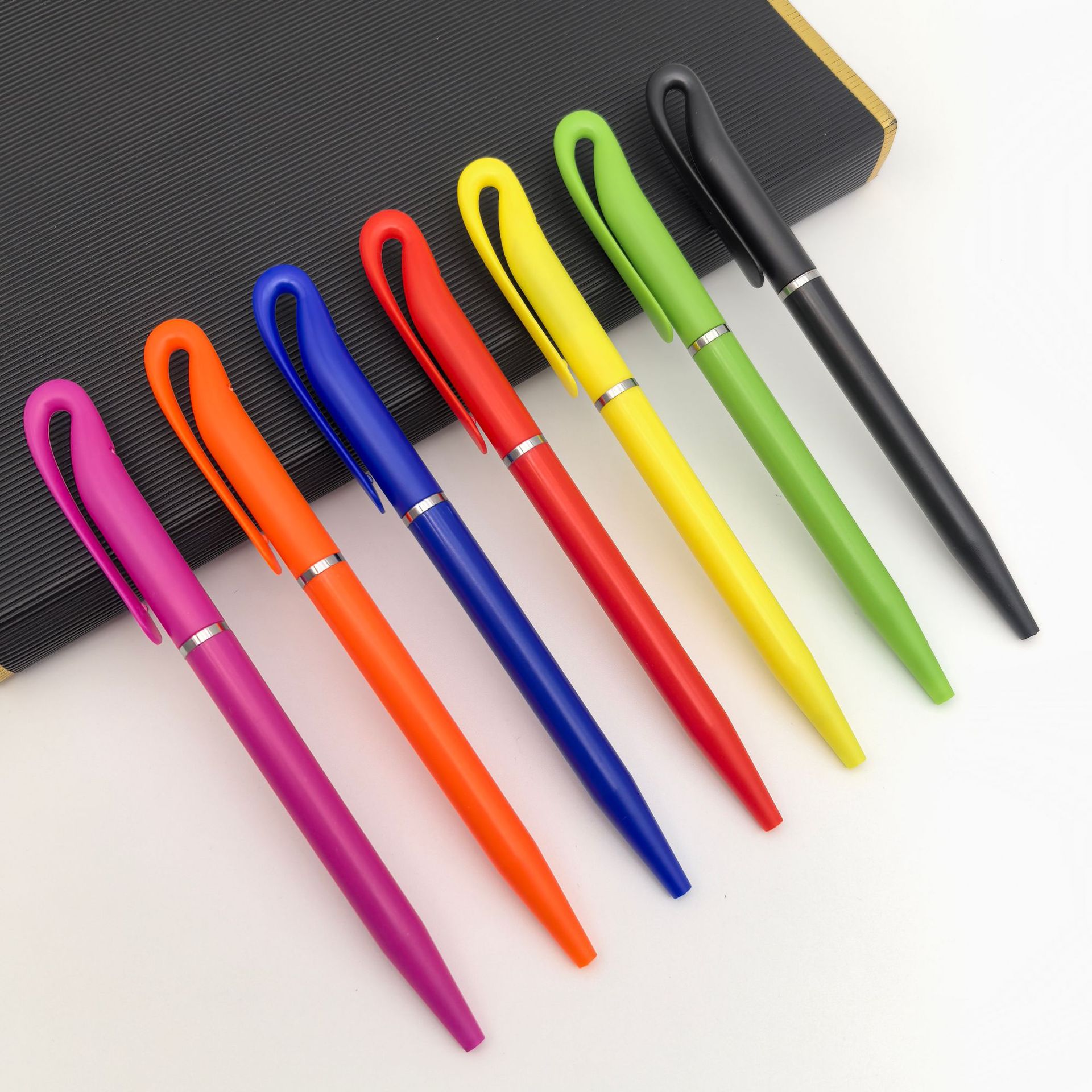 Mayorista colorido forma torsión pequeña pluma de bolas cisne creativa gancho de águila regalos impresión de bolígrafo logo hotel pluma