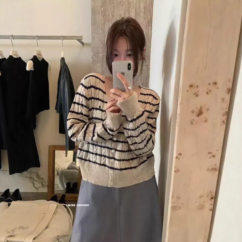 Contains 35% fine wool. Thirteen Lines imis*2026 Autumn design, niche style, contrasting color striped long-sleeve knit