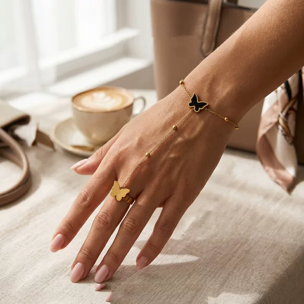 French-style gentle butterfly finger bracelet, simple design integrated hand accessory, fashionable and versatile accessory for commuting