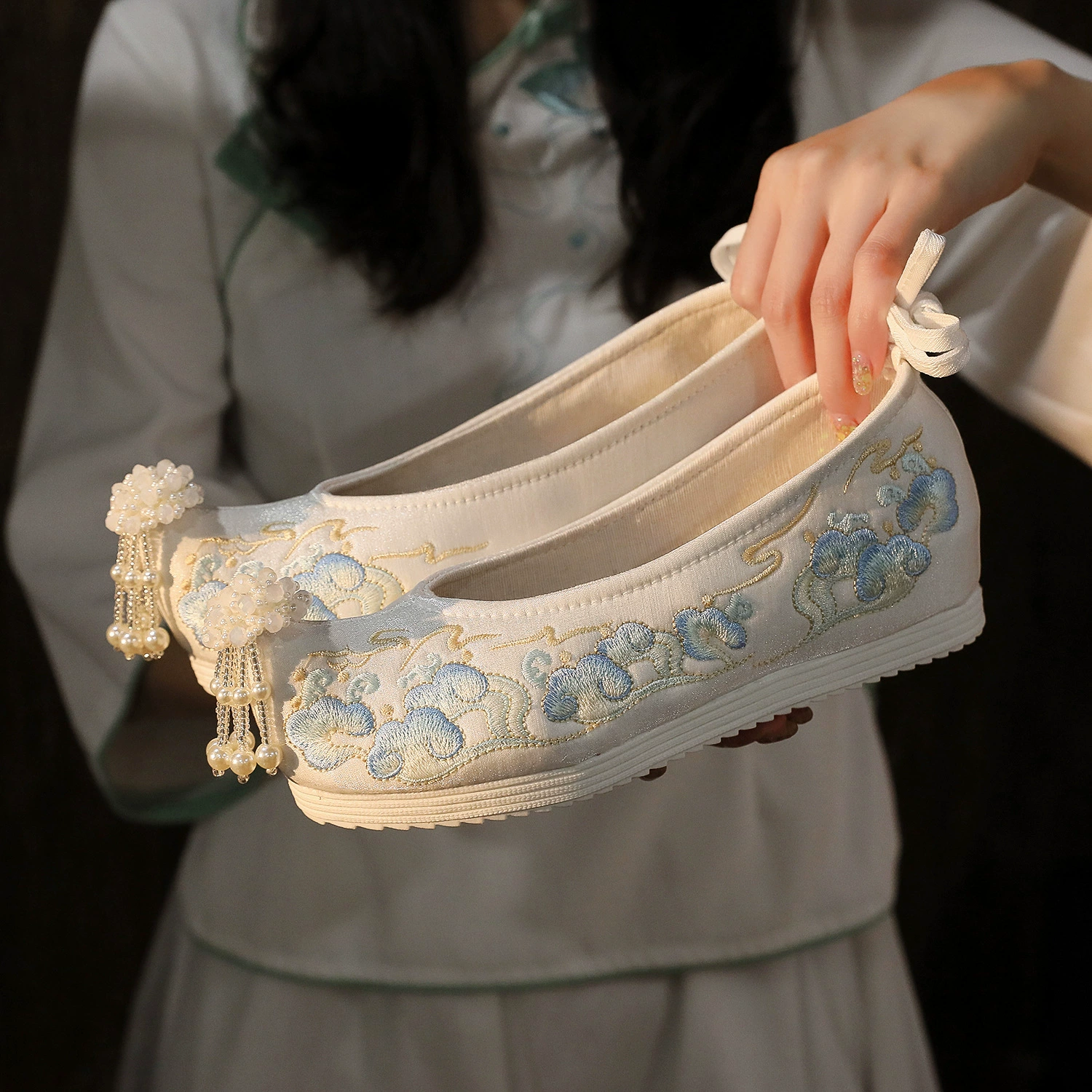 Новый стиль ханьфу обувь Женская Студенческая обувь с вышивкой в старинном стиле Женская подходящая ханьфу Внутренняя высота увеличивающаяся обувь в старинном стиле Han Element Тканевая обувь