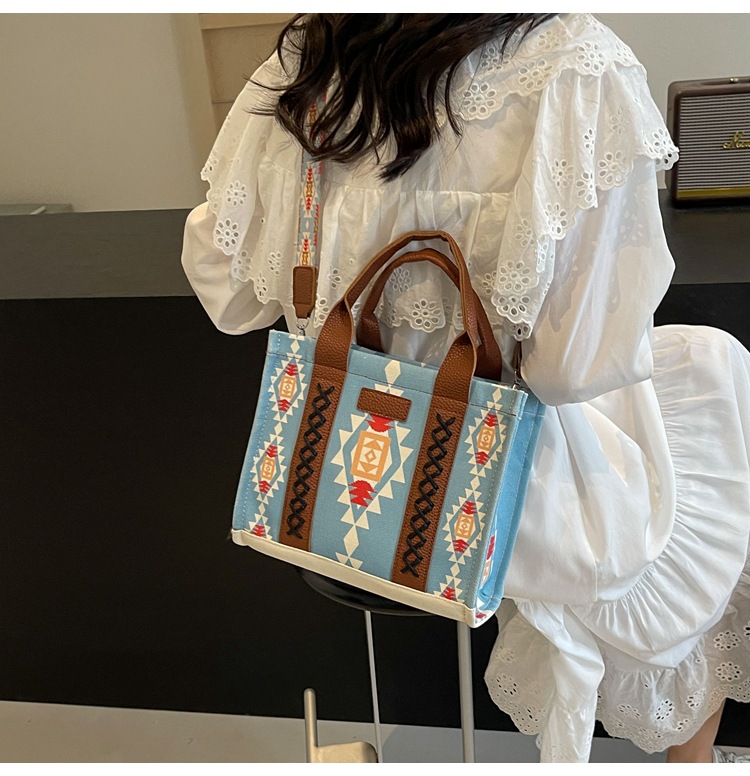 Women's Large Canvas Flower Elegant Vintage Style Streetwear Square Zipper Tote Bag display picture 15