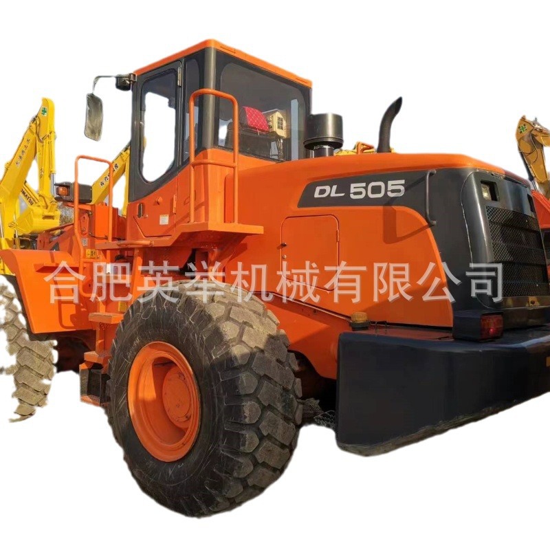 La cargadora Doosan DL505 ofrece un espacio de conducción cómodo, un motor de potencia potente y una explosión potente.