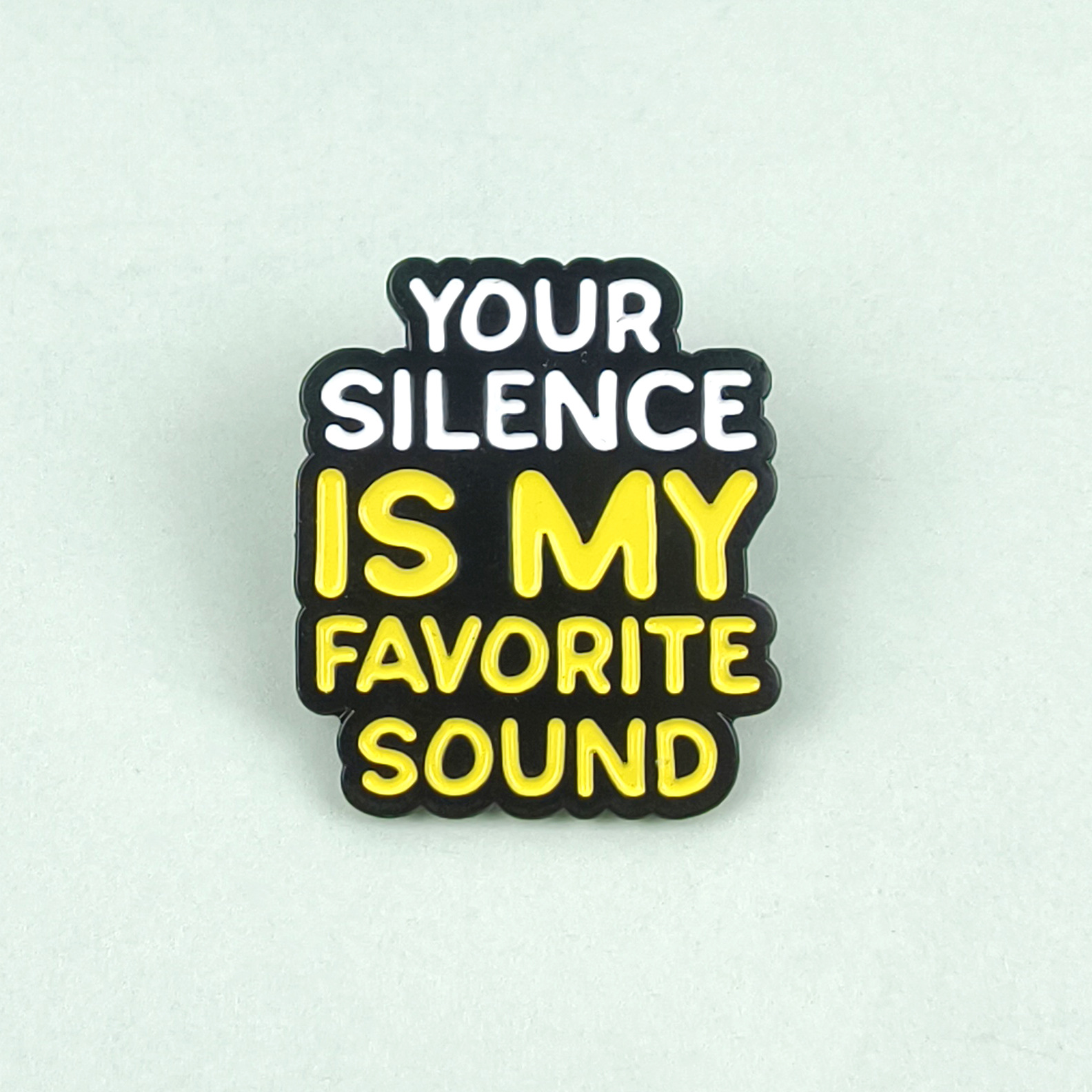 Insignia de metal personalizada Moda Serie de letras en inglés Broche geométrico Chaqueta Decoración fija Accesorios de cuello