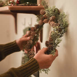2JGB植绒雪花天然松果松塔串仿真绿植松叶松枝编织花环圣诞节壁挂
