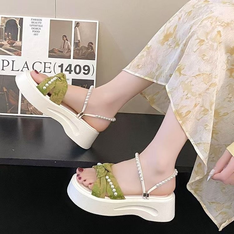 Zapatillas de estilo nacional de perlas para mujeres de verano 2026 nuevo estilo de hadas con falda no cansarse pies zapatillas frías damas