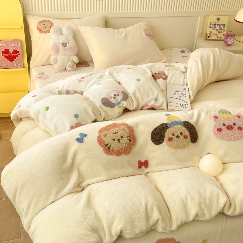 Invierno grueso terciopelo de leche traje de cuatro piezas lindo bordado de toalla de terciopelo de doble cara funda de edredón franela de dibujos animados sábana de tres piezas