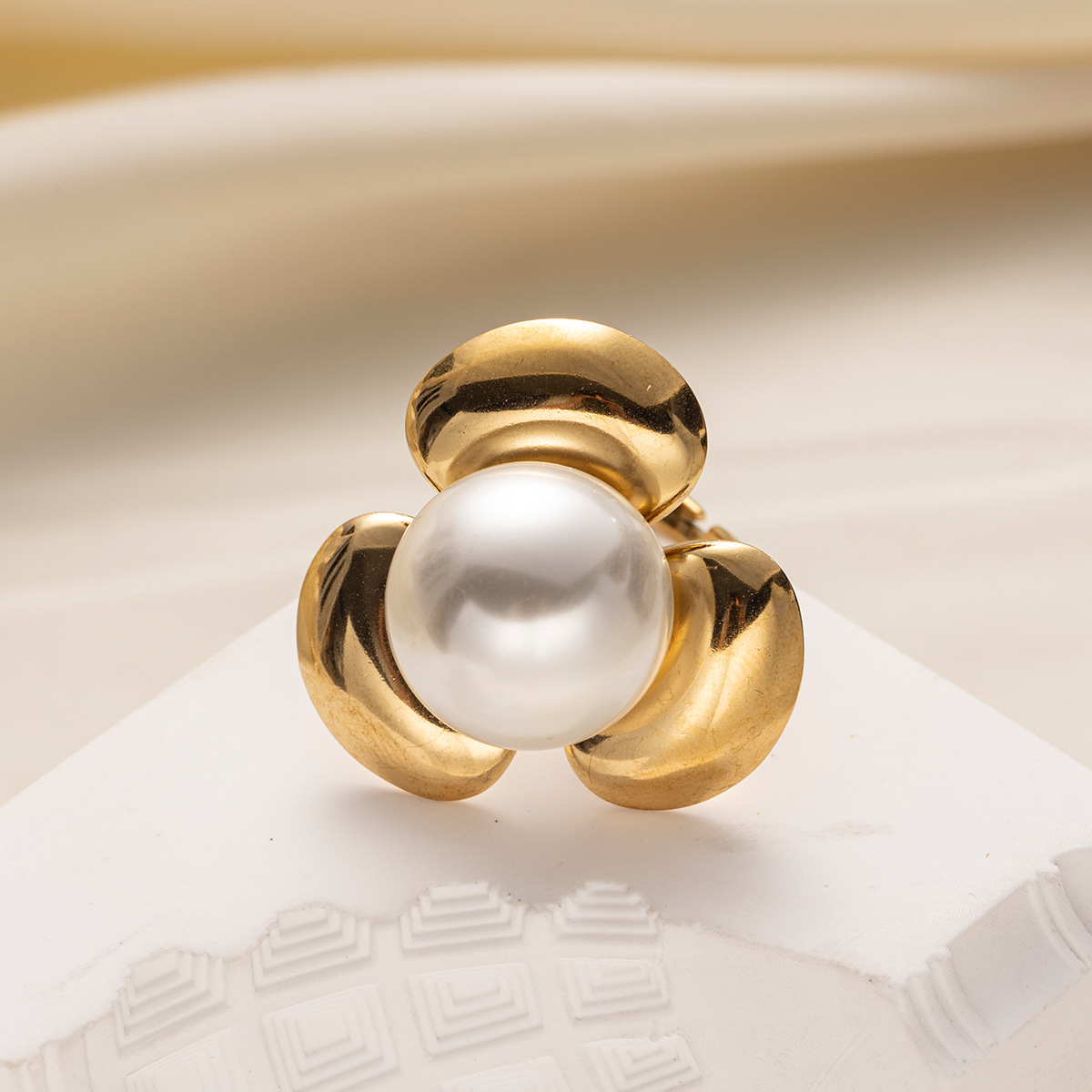 Anillo de acero inoxidable europeo y americano de Tena, sentido de nicho, moda de alta gama, flores de imitación de perlas, pendientes de flores, pendientes