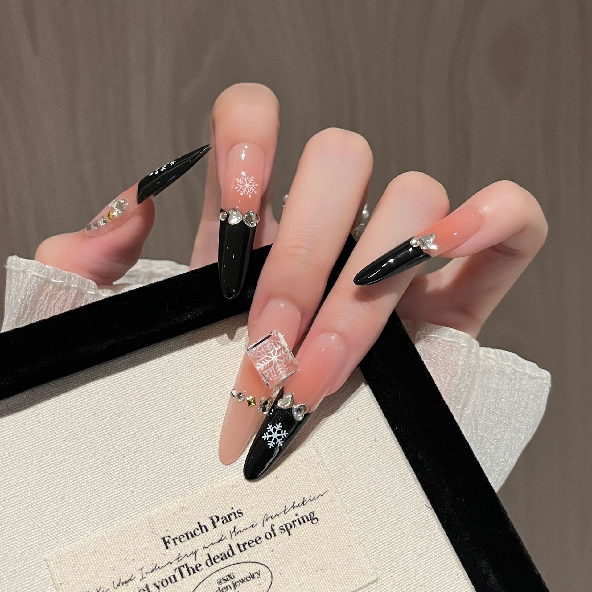2026 nuevo desgaste de uñas hechas a mano de uñas francesas copo de nieve de otoño y invierno parches de uñas falsas desmontables sensación de alto nivel