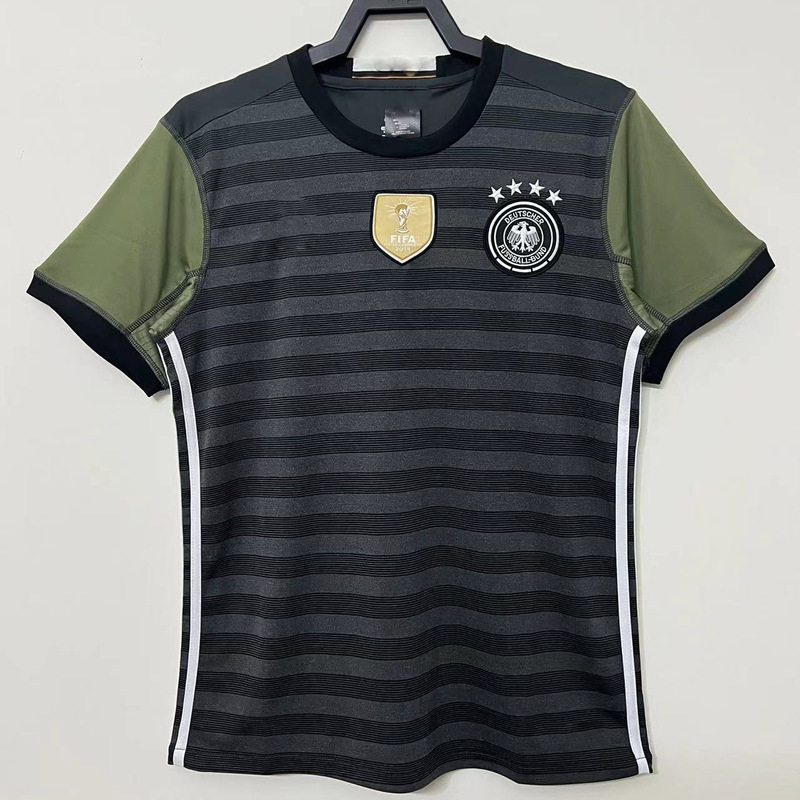レトロなドイツのサッカー服の主な客席です。|undefined