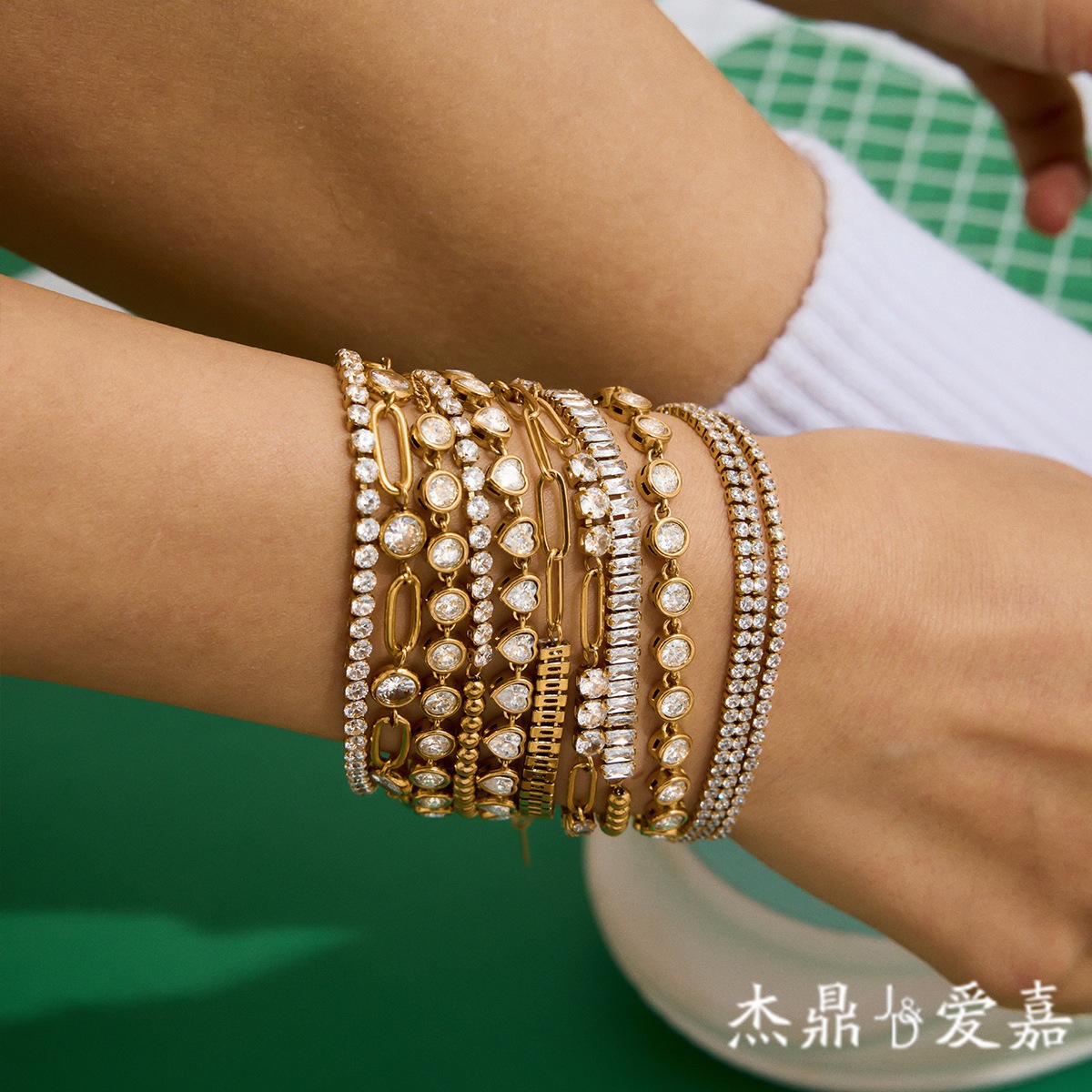 สร้อยข้อมือสแตนเลสไทเทเนียมสไตล์ยุโรปและอเมริกา ดีไซน์หรูหราแบบมินิมอล สร้อยข้อมือแบบซ้อน สร้อยข้อมือแฟชั่นสำหรับตลาดข้ามพรมแดน