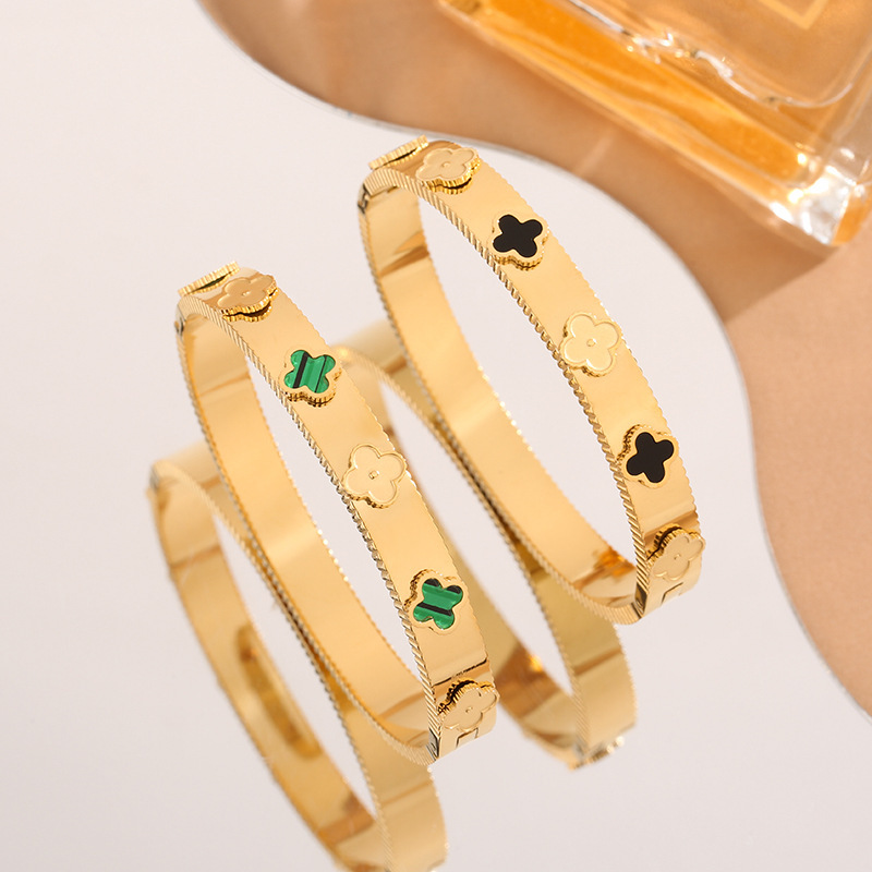 Seis pulseras de tetrafolia