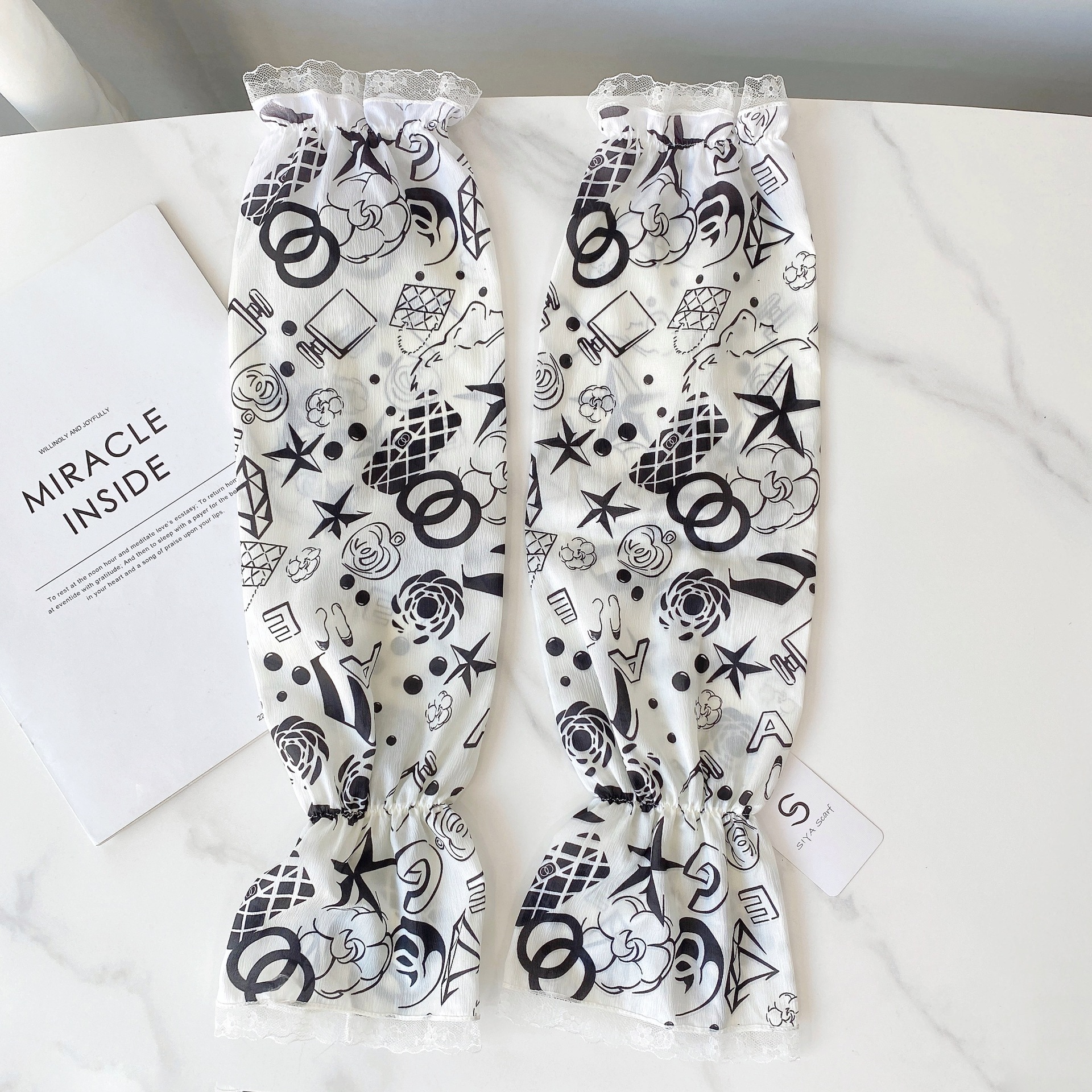 Verano estilo coreano ligero transpirable overse manga de encaje de las mujeres protección solar fresca manga de hielo satinado protección del brazo de conducción al aire libre al por mayor