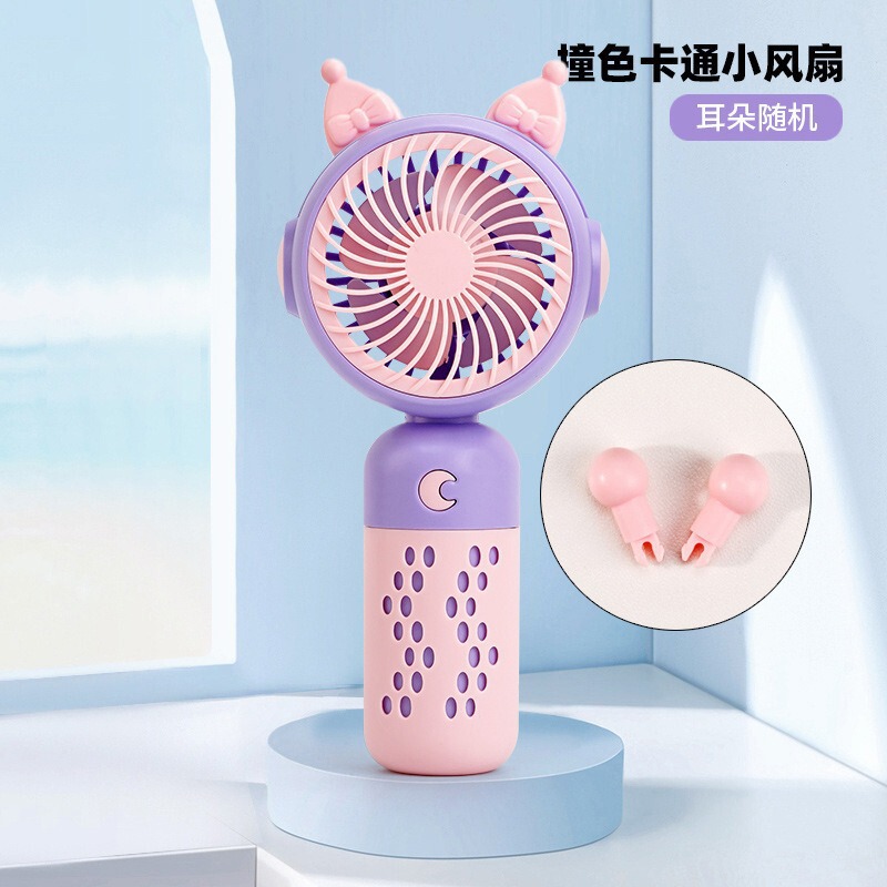 小型扇風機usbミニ扇風機を持って充電します。学生寮の手は携帯型のデスクトップを持っています。|undefined