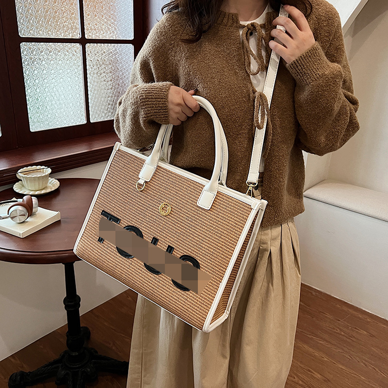 Bolsa de paja para mujer 2024 nuevo bolso tejido portátil de diseño de estilo occidental de gran capacidad, bolso cuadrado pequeño con letras de color en contraste personalizado